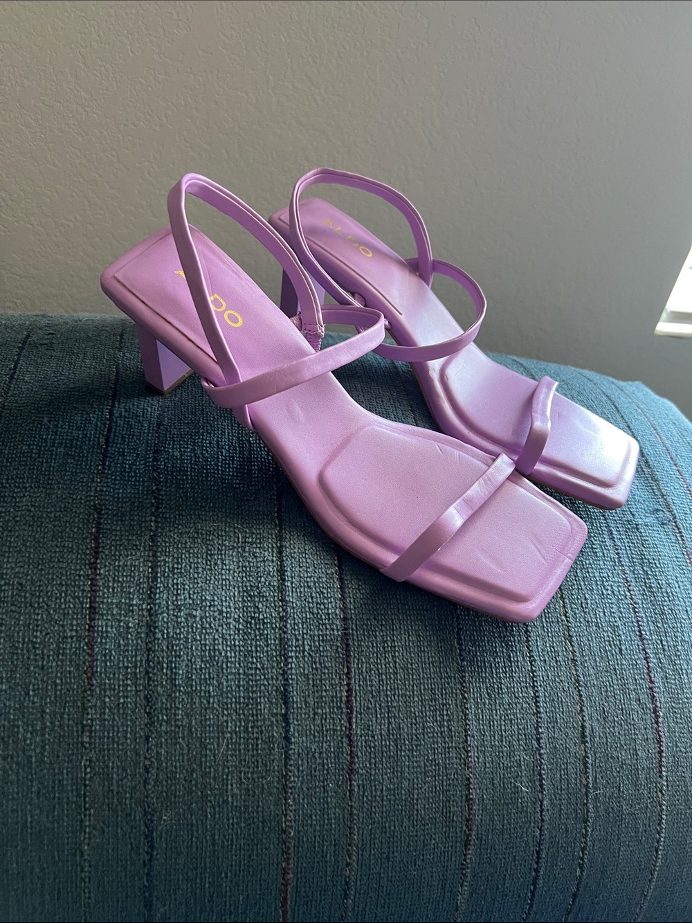 Aldo mauve-lavender square-toe strappy heels w/ 2 inch thin block heel in size 7